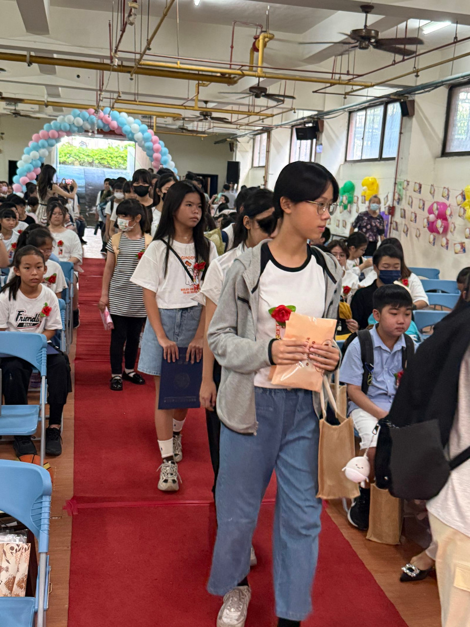 畢業典禮照片，是舞台正面拍攝的，祝福畢業生心想事成。(呂政一老師拍攝)，第 5 張。