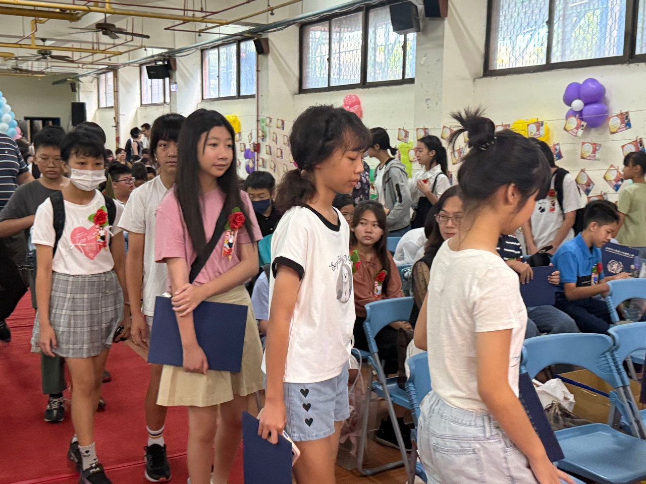 畢業典禮照片，是舞台正面拍攝的，祝福畢業生心想事成。(呂政一老師拍攝)，第 6 張。