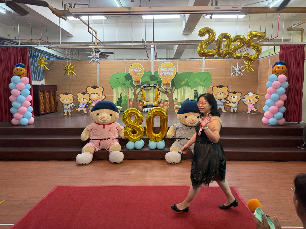 畢業典禮照片，是舞台正面拍攝的，祝福畢業生心想事成。(呂政一老師拍攝)，第 8 張。