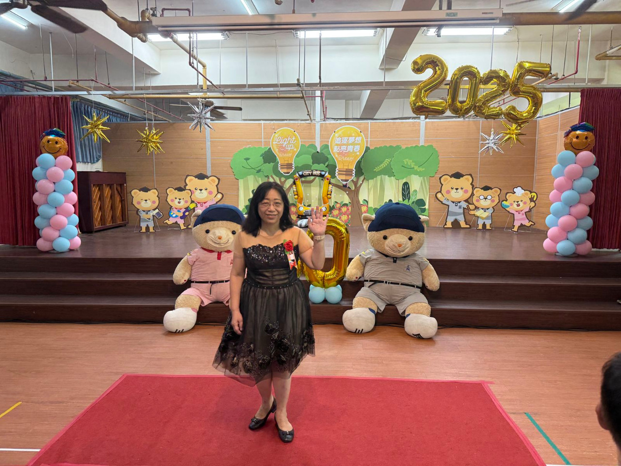 畢業典禮照片，是舞台正面拍攝的，祝福畢業生心想事成。(呂政一老師拍攝)，第 9 張。