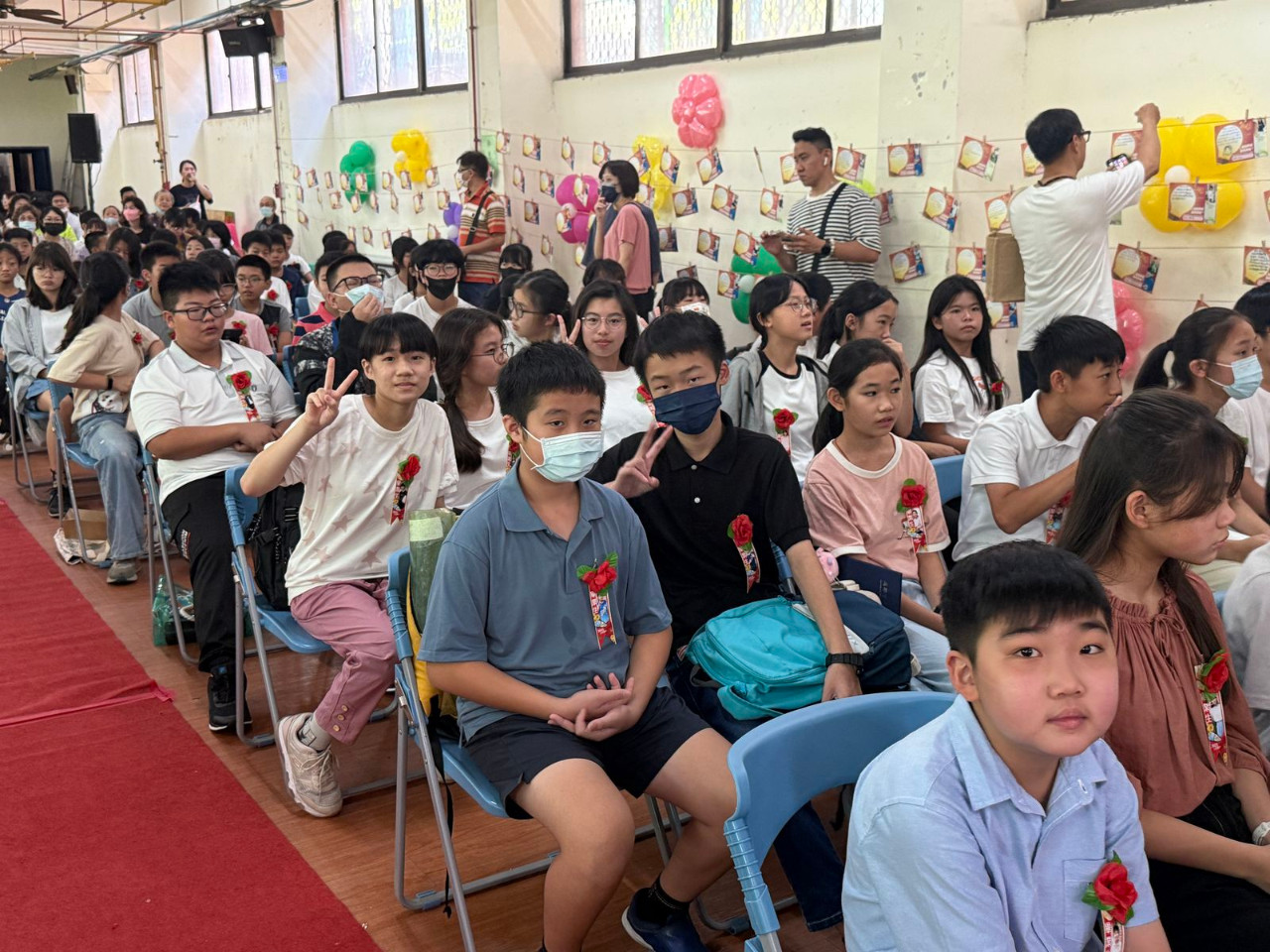畢業典禮照片，是舞台正面拍攝的，祝福畢業生心想事成。(呂政一老師拍攝)，第 11 張。
