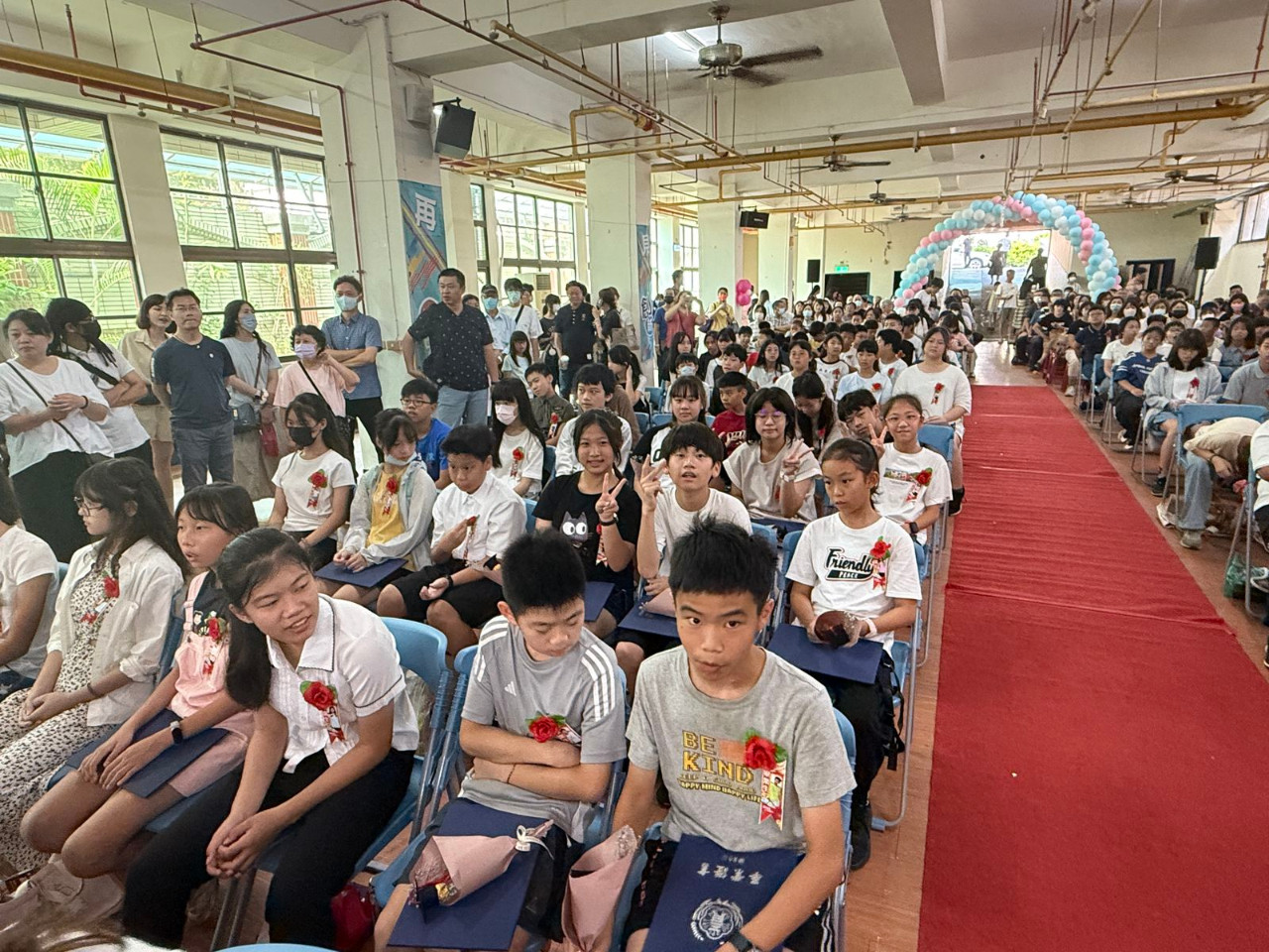 畢業典禮照片，是舞台正面拍攝的，祝福畢業生心想事成。(呂政一老師拍攝)，第 12 張。