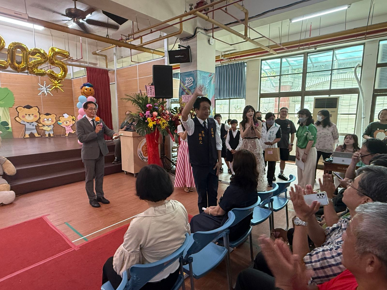 畢業典禮照片，是舞台正面拍攝的，祝福畢業生心想事成。(呂政一老師拍攝)，第 13 張。