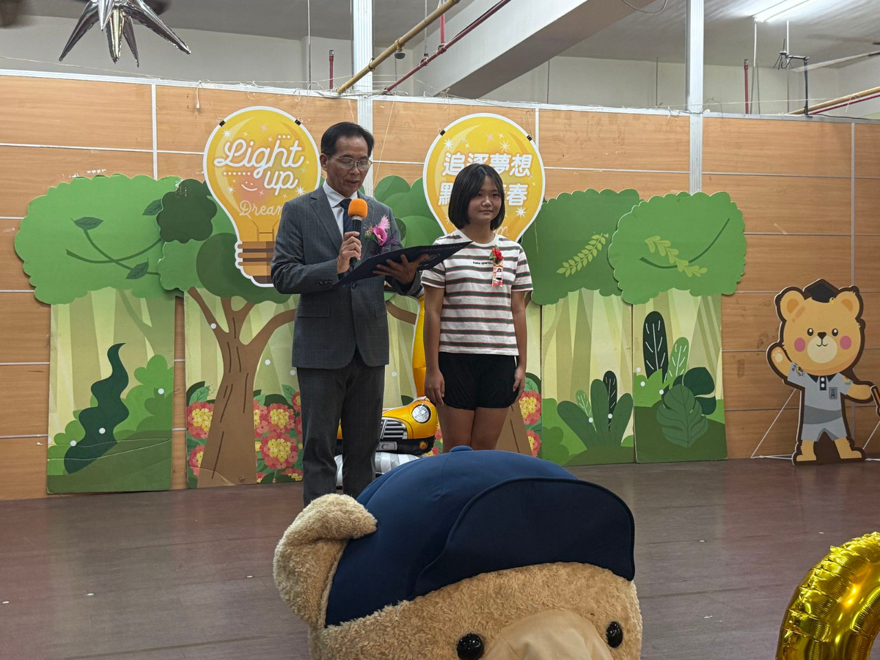 畢業典禮照片，是舞台正面拍攝的，祝福畢業生心想事成。(呂政一老師拍攝)，第 14 張。
