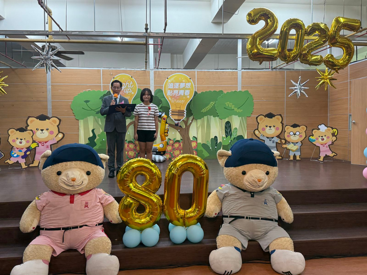 畢業典禮照片，是舞台正面拍攝的，祝福畢業生心想事成。(呂政一老師拍攝)，第 15 張。
