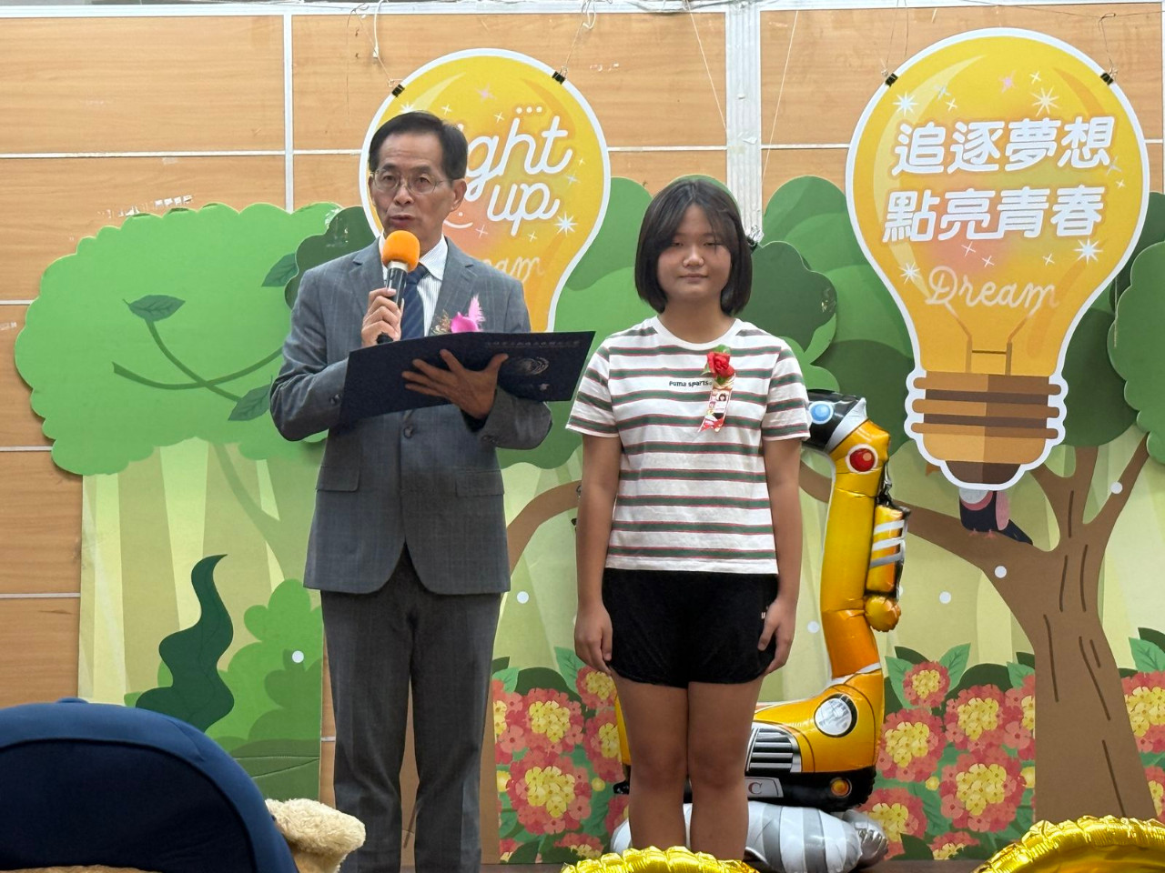 畢業典禮照片，是舞台正面拍攝的，祝福畢業生心想事成。(呂政一老師拍攝)，第 16 張。