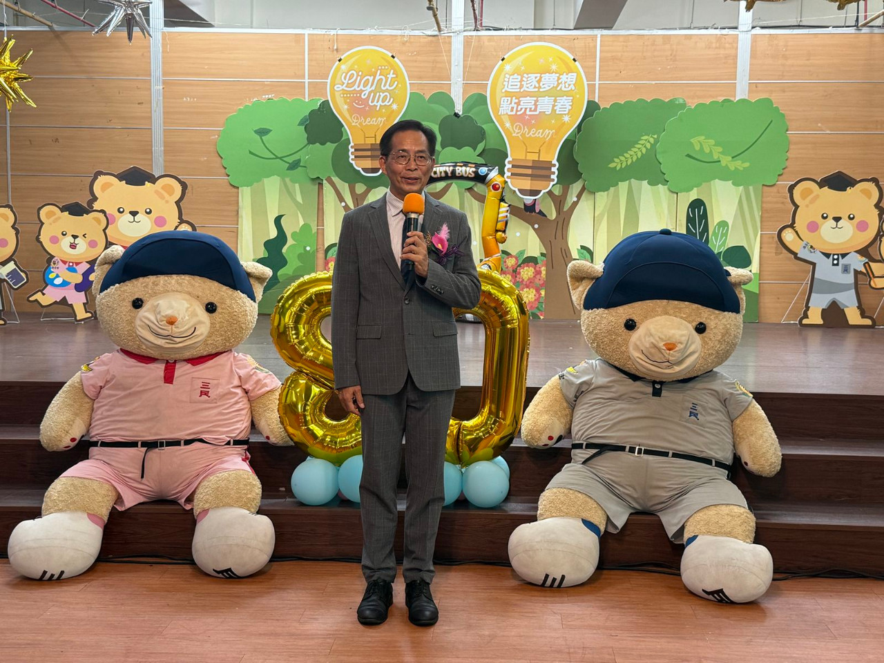 畢業典禮照片，是舞台正面拍攝的，祝福畢業生心想事成。(呂政一老師拍攝)，第 18 張。