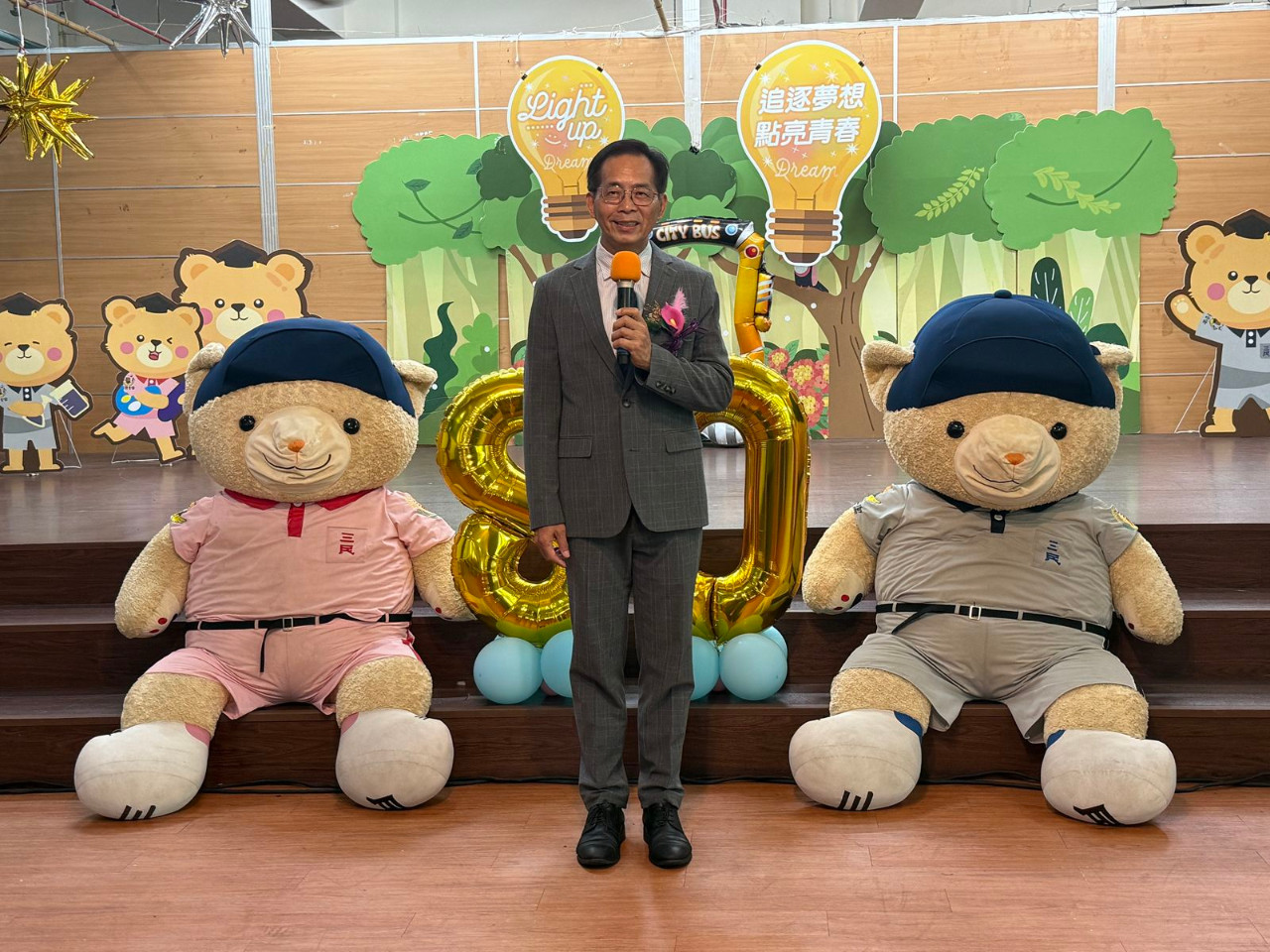 畢業典禮照片，是舞台正面拍攝的，祝福畢業生心想事成。(呂政一老師拍攝)，第 19 張。