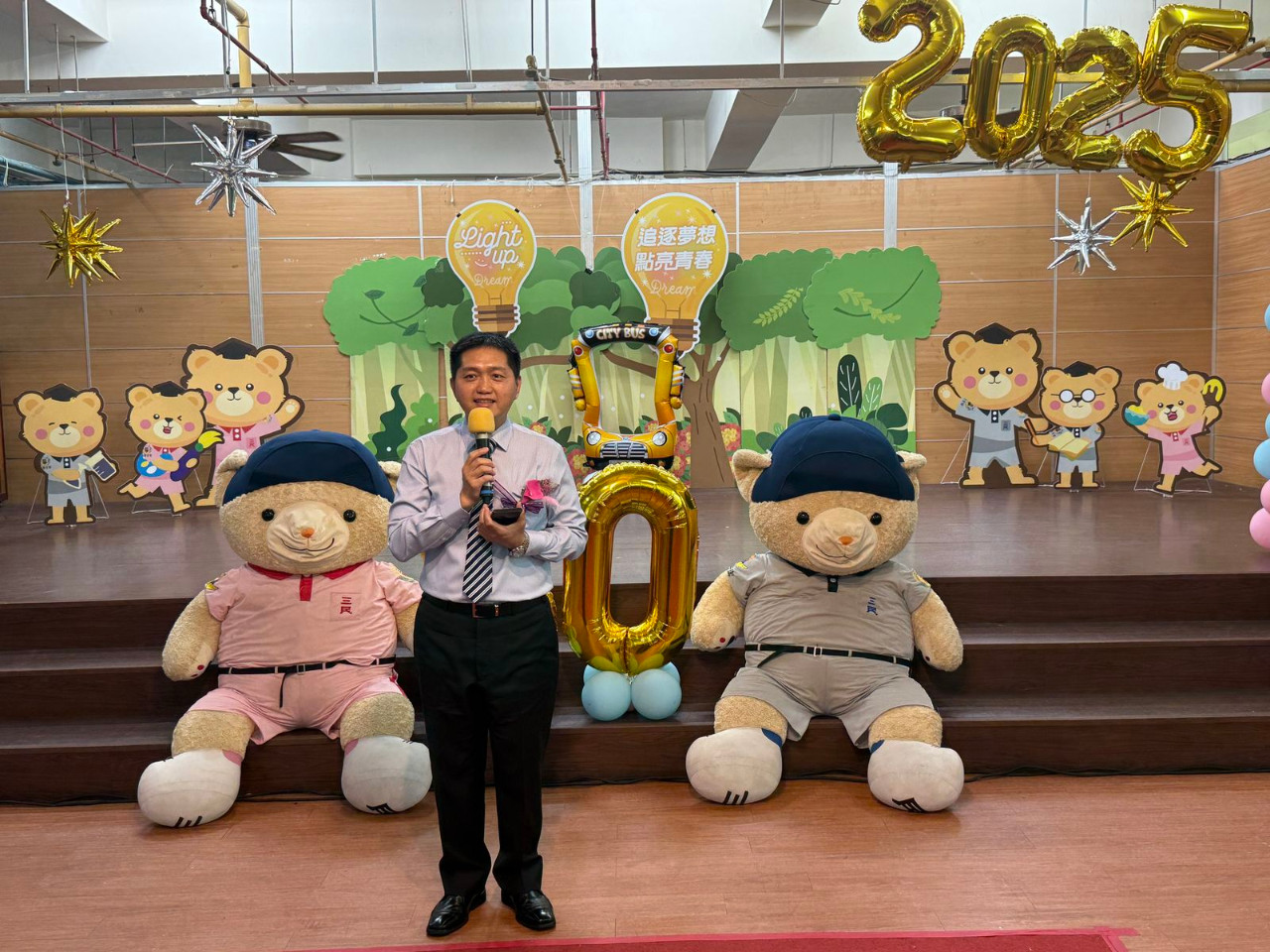 畢業典禮照片，是舞台正面拍攝的，祝福畢業生心想事成。(呂政一老師拍攝)，第 20 張。