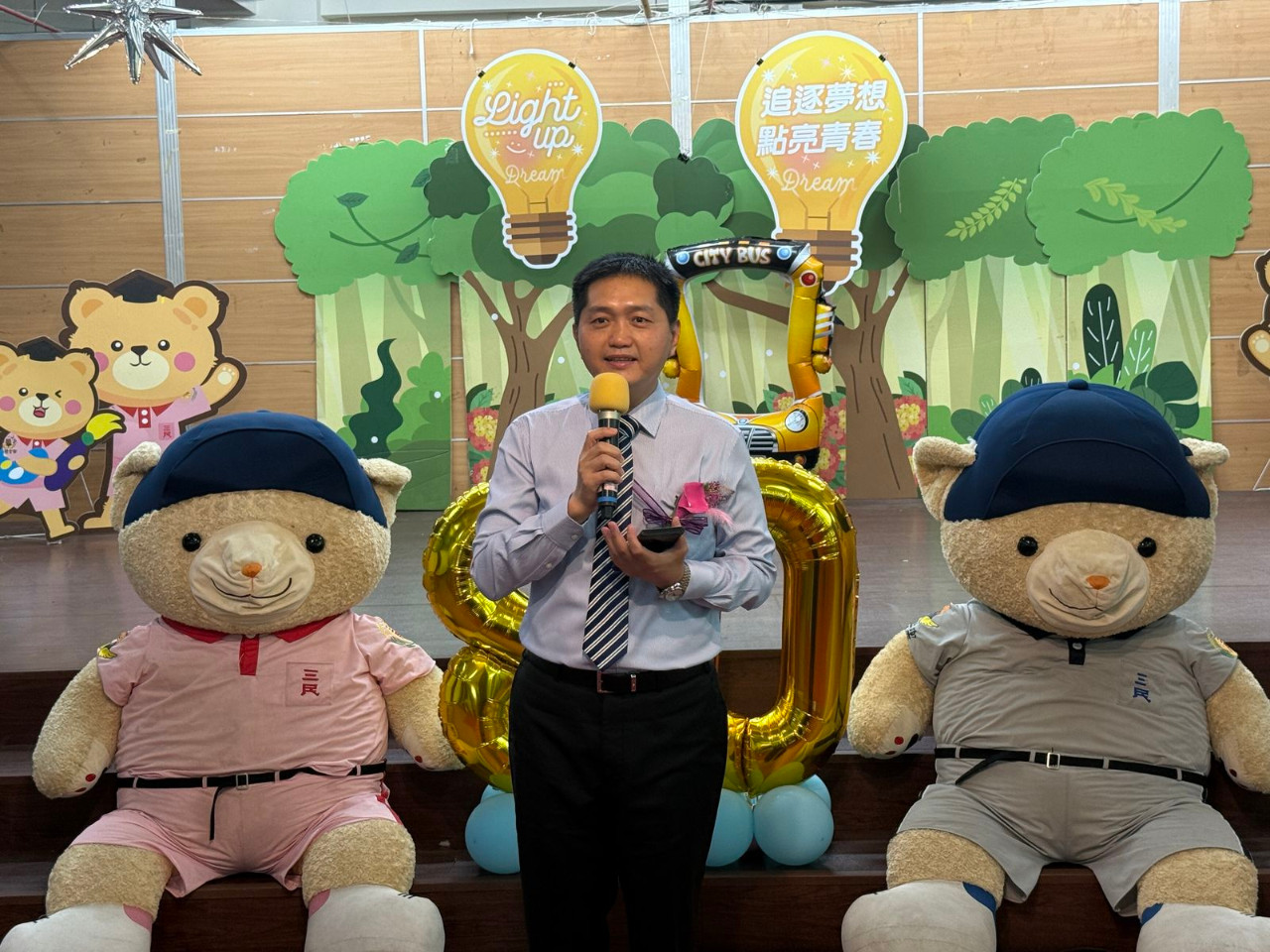 畢業典禮照片，是舞台正面拍攝的，祝福畢業生心想事成。(呂政一老師拍攝)，第 21 張。