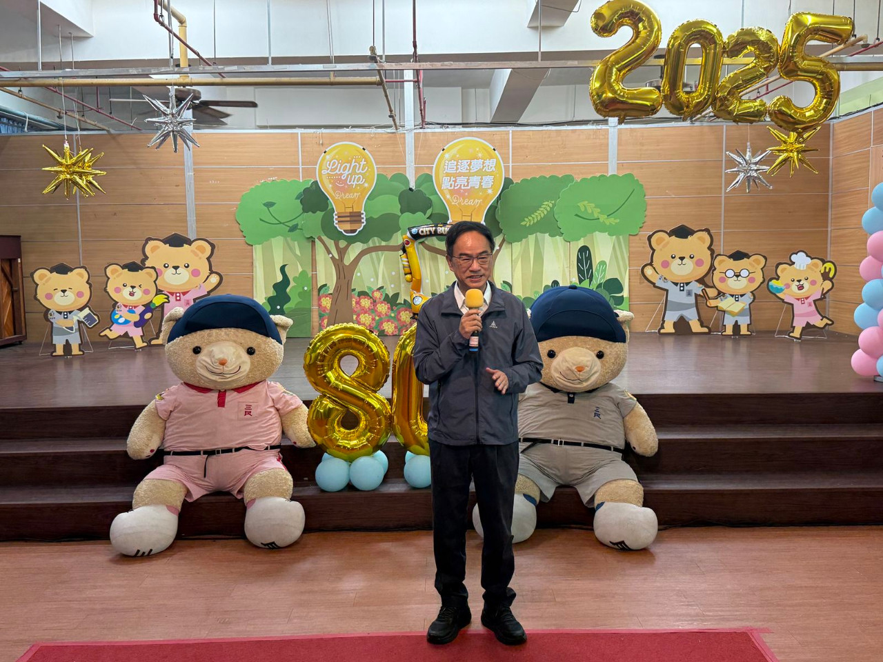 畢業典禮照片，是舞台正面拍攝的，祝福畢業生心想事成。(呂政一老師拍攝)，第 22 張。