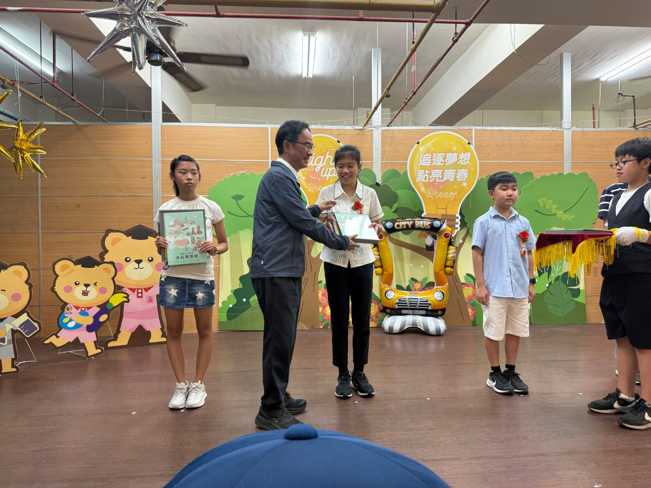 畢業典禮照片，是舞台正面拍攝的，祝福畢業生心想事成。(呂政一老師拍攝)，第 26 張。