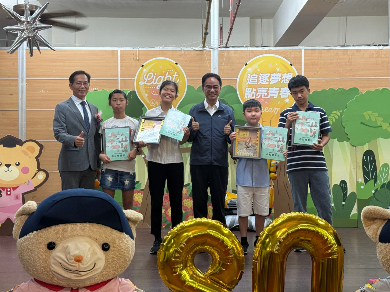 畢業典禮照片，是舞台正面拍攝的，祝福畢業生心想事成。(呂政一老師拍攝)，第 28 張。