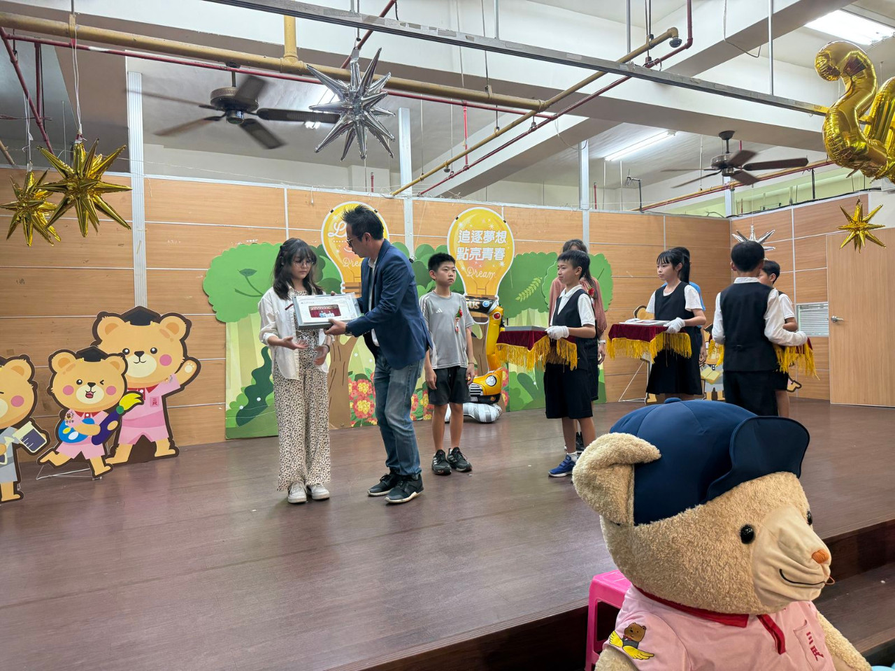 畢業典禮照片，是舞台正面拍攝的，祝福畢業生心想事成。(呂政一老師拍攝)，第 29 張。