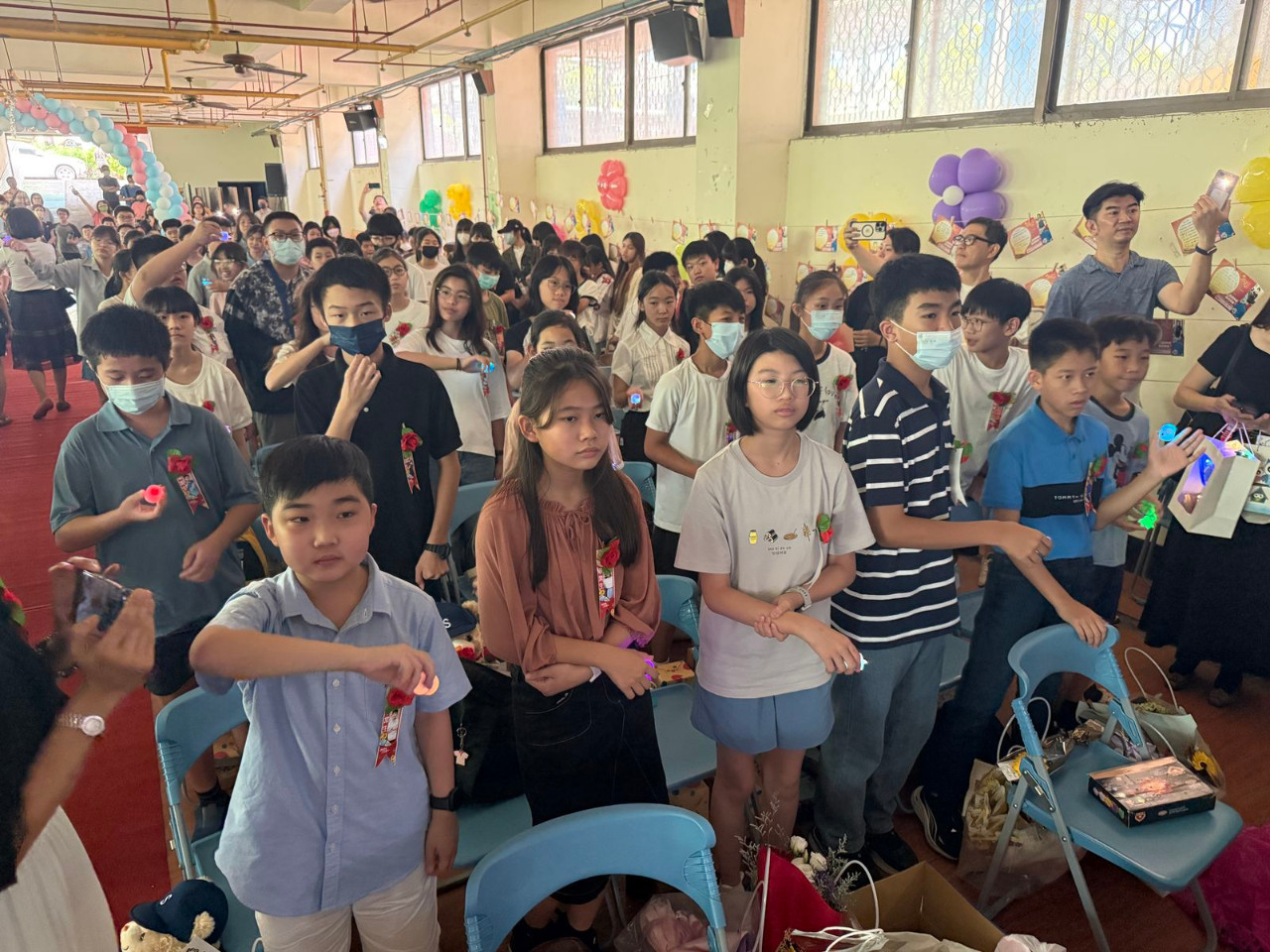 畢業典禮照片，是舞台正面拍攝的，祝福畢業生心想事成。(呂政一老師拍攝)，第 132 張。