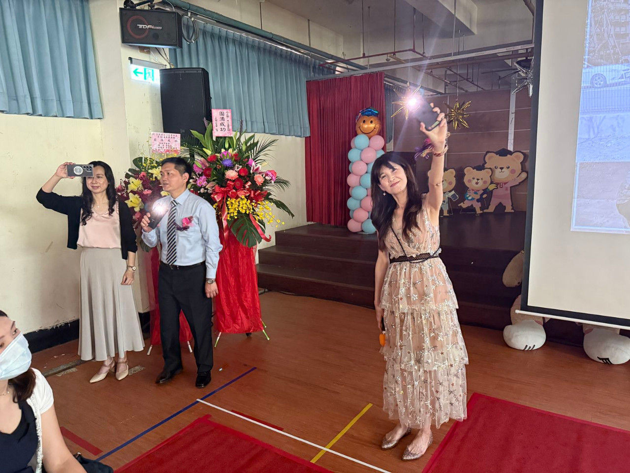 畢業典禮照片，是舞台正面拍攝的，祝福畢業生心想事成。(呂政一老師拍攝)，第 133 張。