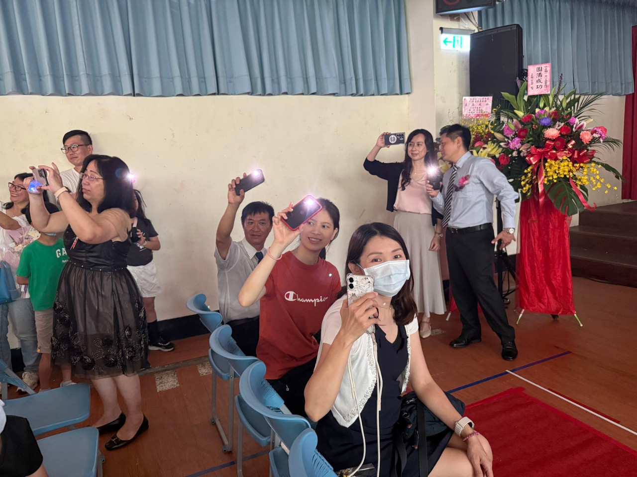 畢業典禮照片，是舞台正面拍攝的，祝福畢業生心想事成。(呂政一老師拍攝)，第 134 張。