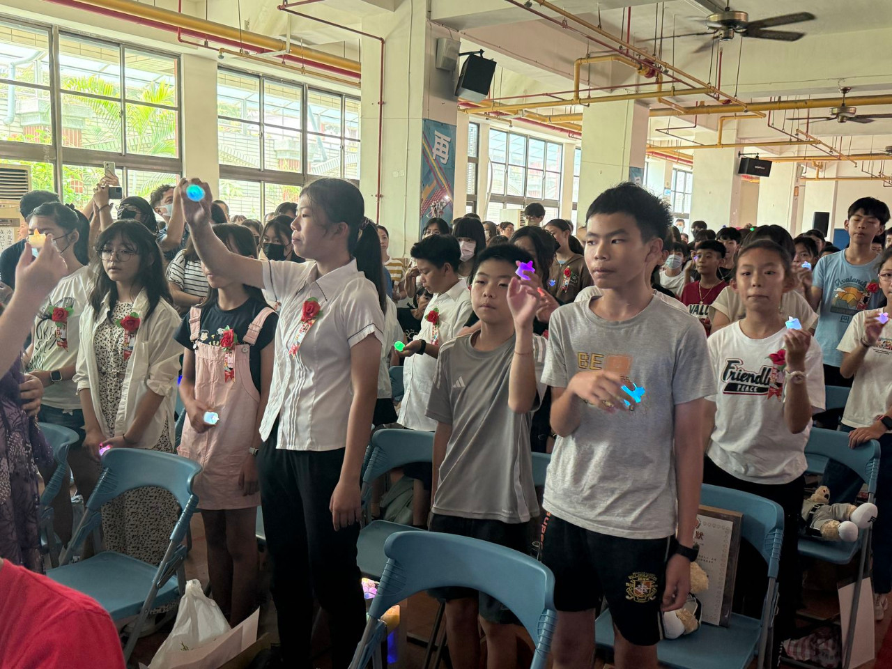 畢業典禮照片，是舞台正面拍攝的，祝福畢業生心想事成。(呂政一老師拍攝)，第 136 張。