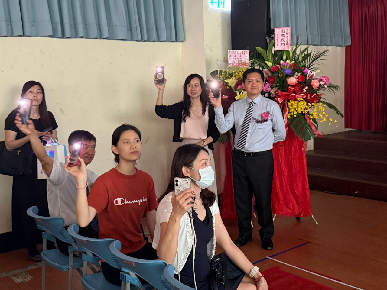 畢業典禮照片，是舞台正面拍攝的，祝福畢業生心想事成。(呂政一老師拍攝)，第 137 張。