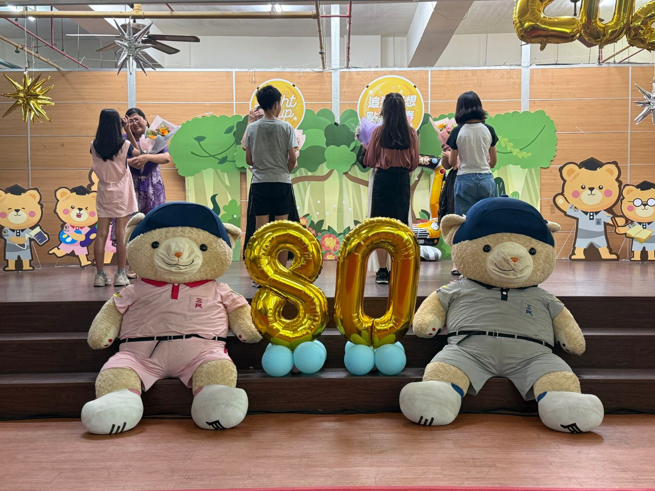 畢業典禮照片，是舞台正面拍攝的，祝福畢業生心想事成。(呂政一老師拍攝)，第 141 張。