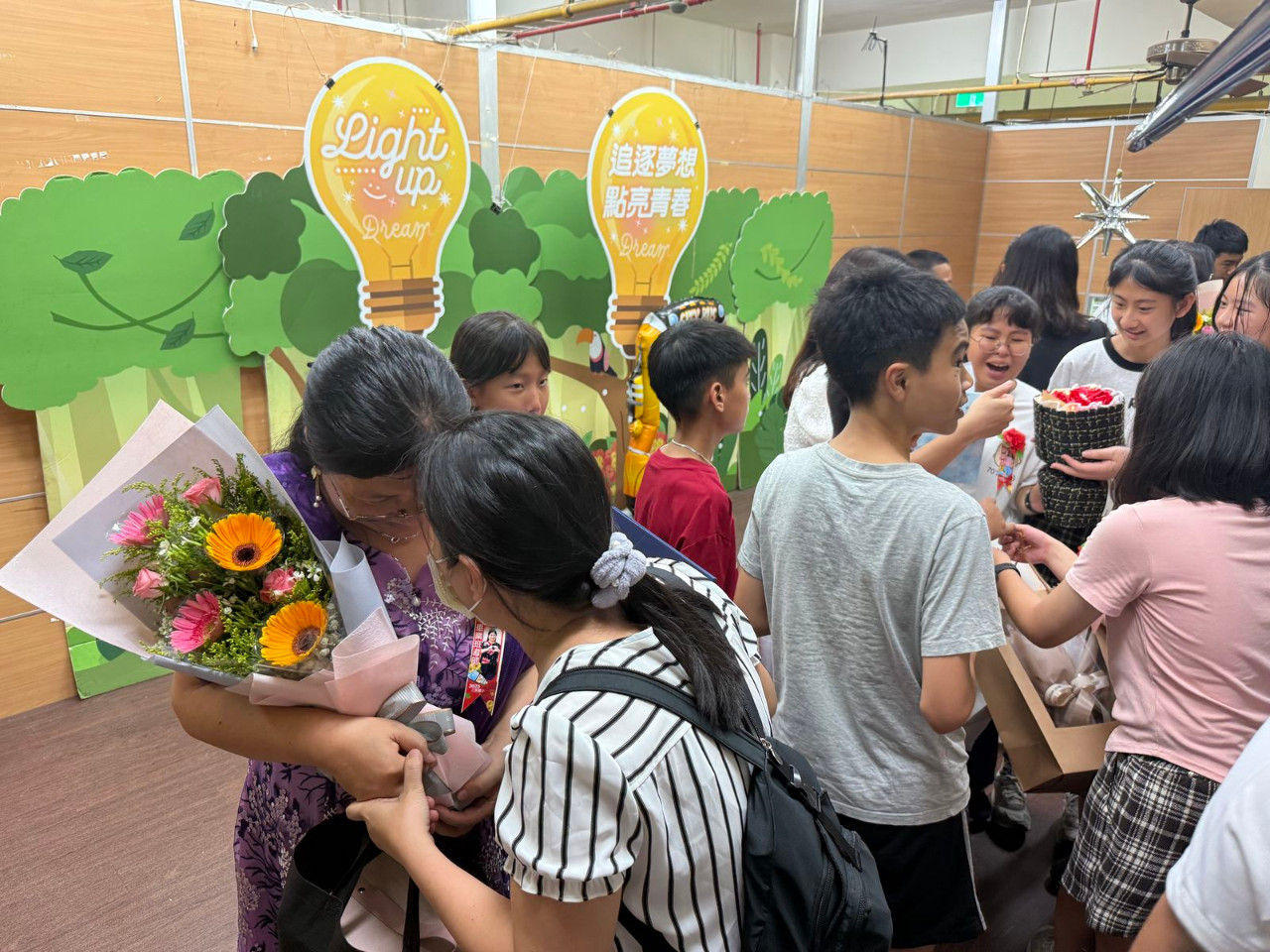 畢業典禮照片，是舞台正面拍攝的，祝福畢業生心想事成。(呂政一老師拍攝)，第 142 張。