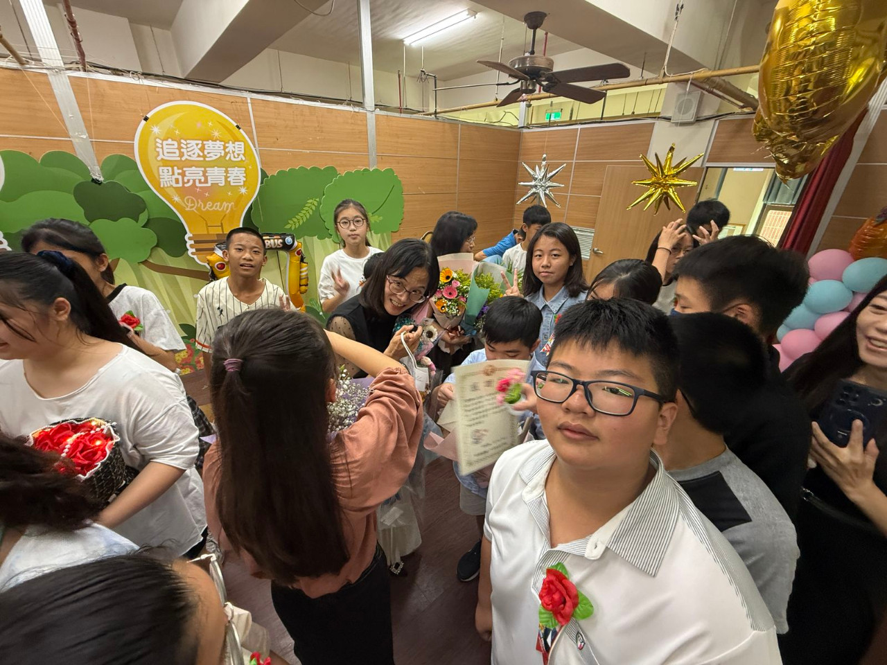 畢業典禮照片，是舞台正面拍攝的，祝福畢業生心想事成。(呂政一老師拍攝)，第 147 張。