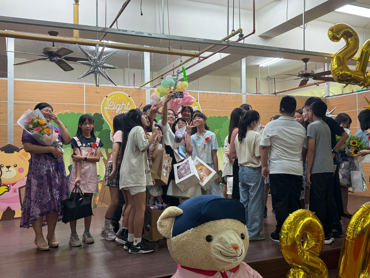 畢業典禮照片，是舞台正面拍攝的，祝福畢業生心想事成。(呂政一老師拍攝)，第 148 張。
