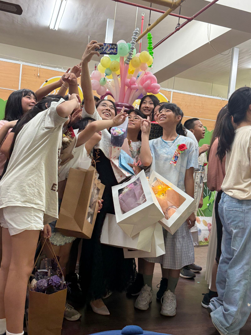 畢業典禮照片，是舞台正面拍攝的，祝福畢業生心想事成。(呂政一老師拍攝)，第 150 張。