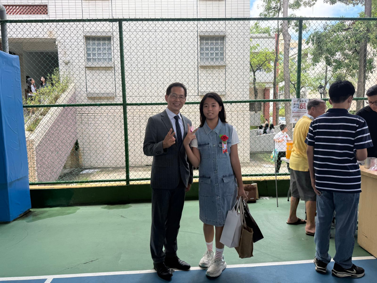 畢業典禮照片，是舞台正面拍攝的，祝福畢業生心想事成。(呂政一老師拍攝)，第 151 張。