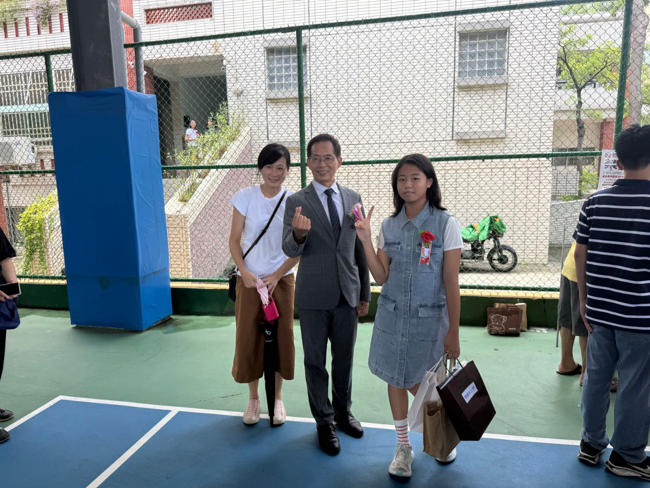 畢業典禮照片，是舞台正面拍攝的，祝福畢業生心想事成。(呂政一老師拍攝)，第 152 張。