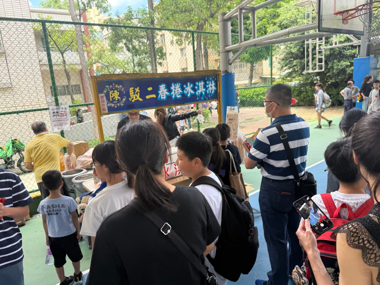 畢業典禮照片，是舞台正面拍攝的，祝福畢業生心想事成。(呂政一老師拍攝)，第 153 張。
