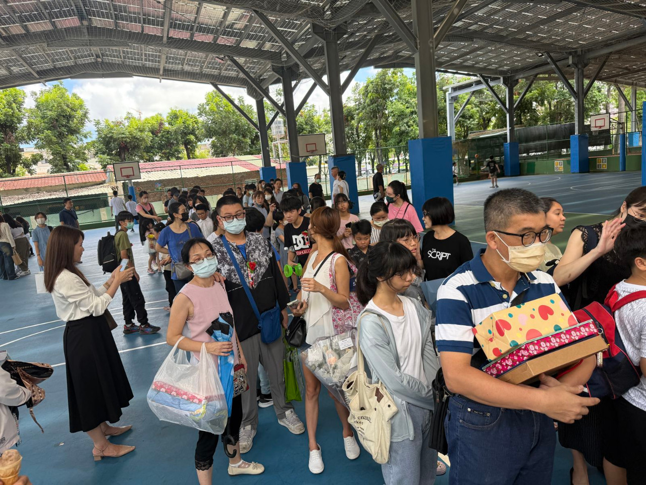 畢業典禮照片，是舞台正面拍攝的，祝福畢業生心想事成。(呂政一老師拍攝)，第 155 張。