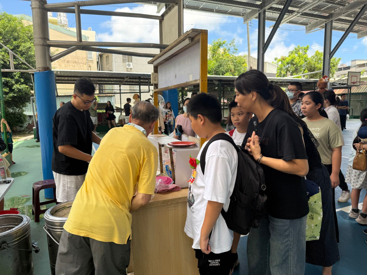 畢業典禮照片，是舞台正面拍攝的，祝福畢業生心想事成。(呂政一老師拍攝)，第 156 張。