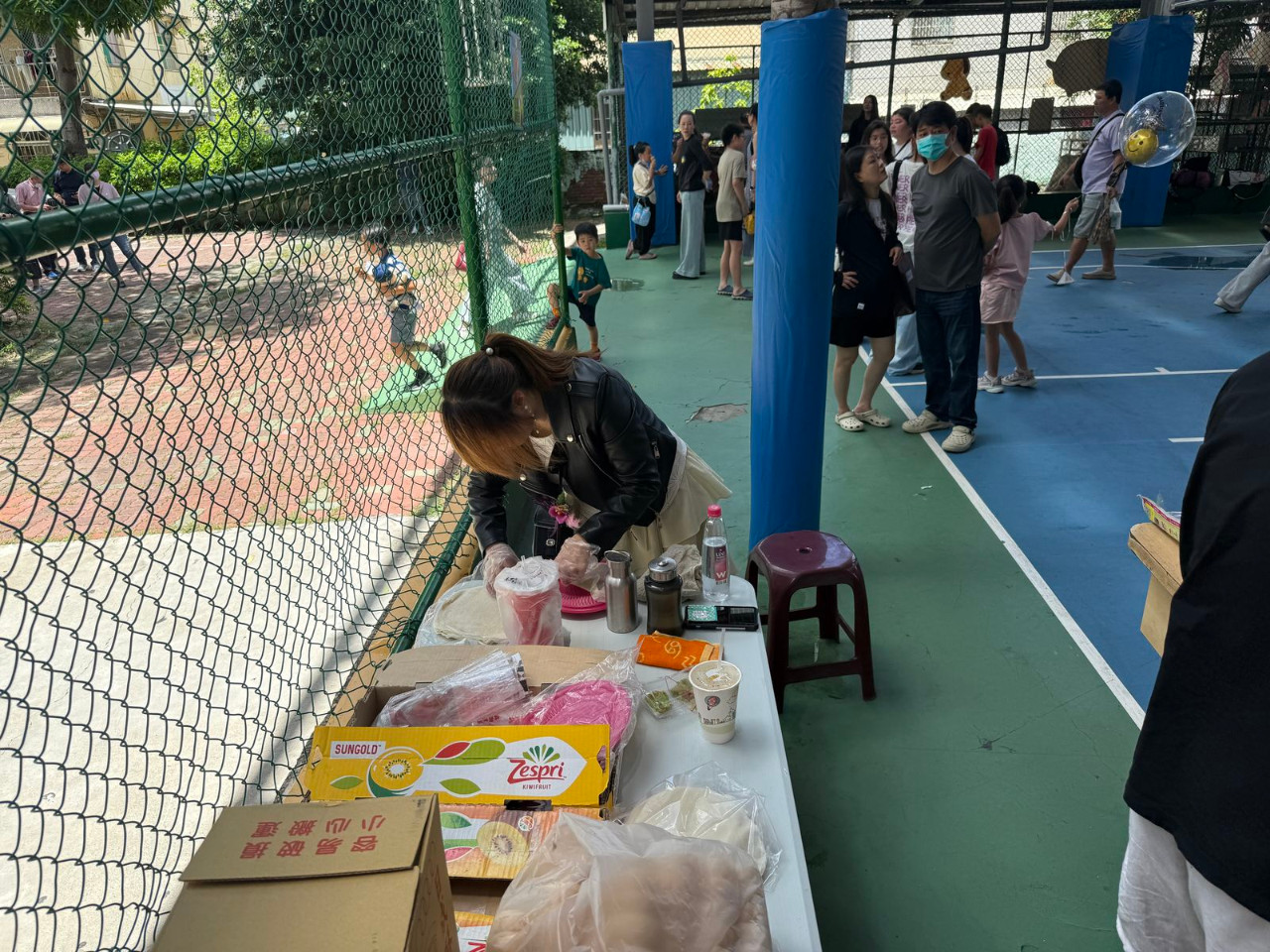 畢業典禮照片，是舞台正面拍攝的，祝福畢業生心想事成。(呂政一老師拍攝)，第 158 張。