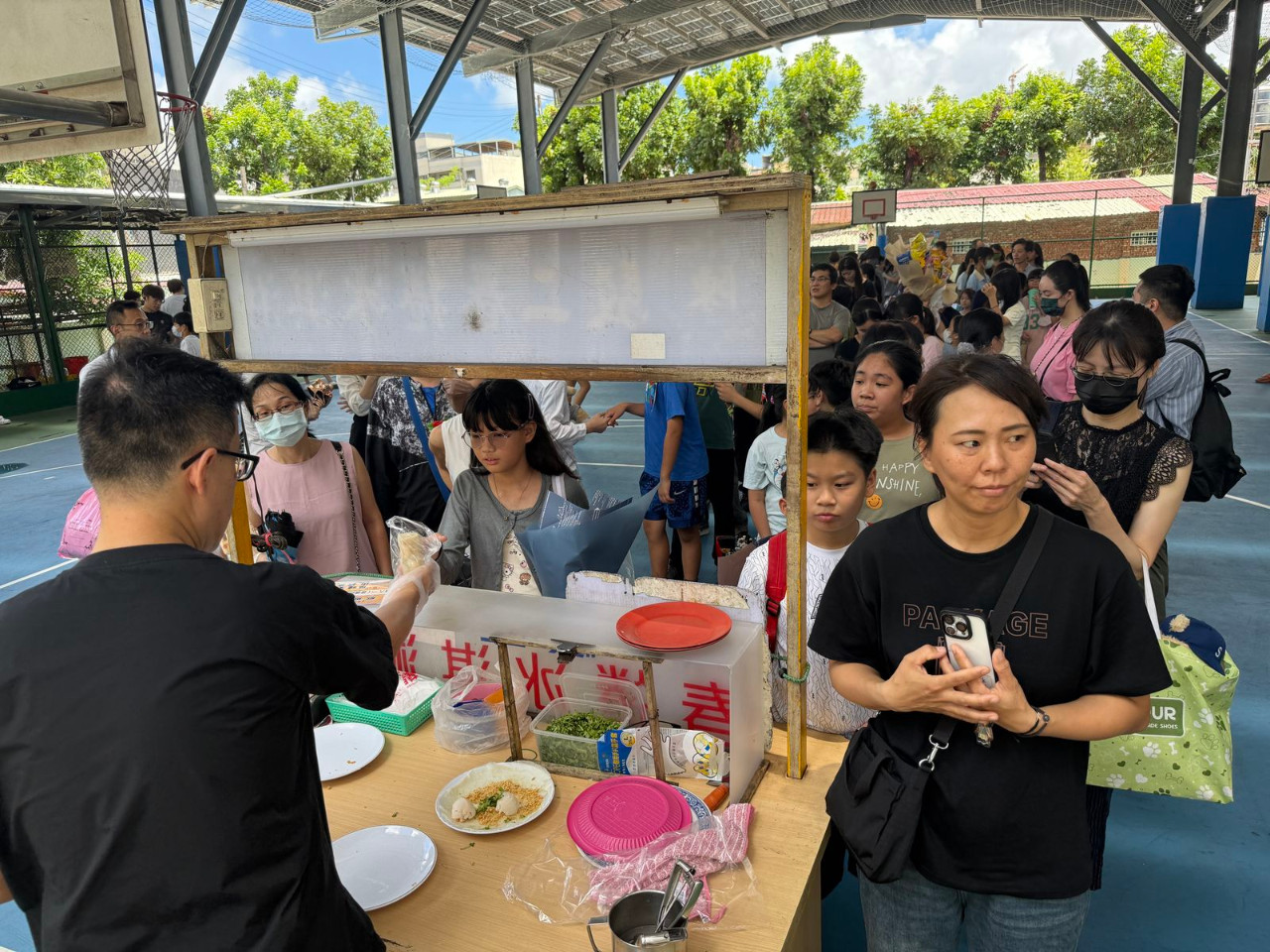 畢業典禮照片，是舞台正面拍攝的，祝福畢業生心想事成。(呂政一老師拍攝)，第 159 張。