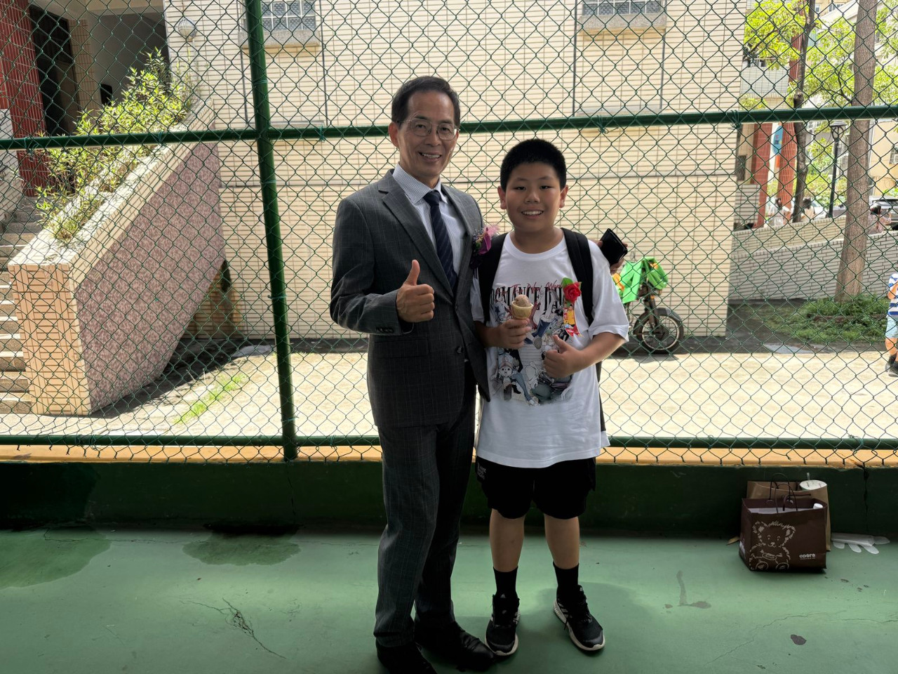 畢業典禮照片，是舞台正面拍攝的，祝福畢業生心想事成。(呂政一老師拍攝)，第 160 張。